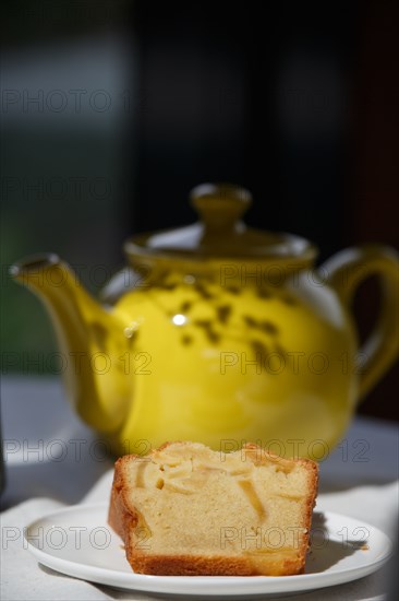 Théière et tranche de cake