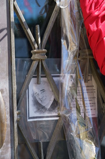 Tombe de Charles Aznavour, Cimetière de Montfort l'Amaury, Yvelines