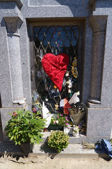 Tombe de Charles Aznavour, Cimetière de Montfort l'Amaury, Yvelines