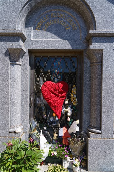 Tombe de Charles Aznavour, Cimetière de Montfort l'Amaury, Yvelines