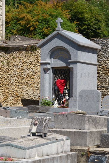 Tombe de Charles Aznavour, Cimetière de Montfort l'Amaury, Yvelines
