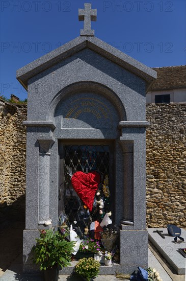 Tombe de Charles Aznavour, Cimetière de Montfort l'Amaury, Yvelines