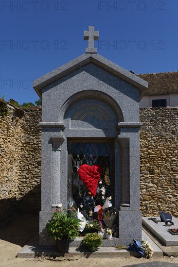 Tombe de Charles Aznavour, Cimetière de Montfort l'Amaury, Yvelines