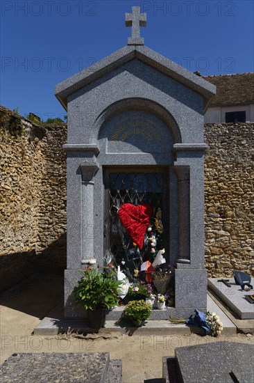 Tombe de Charles Aznavour, Cimetière de Montfort l'Amaury, Yvelines