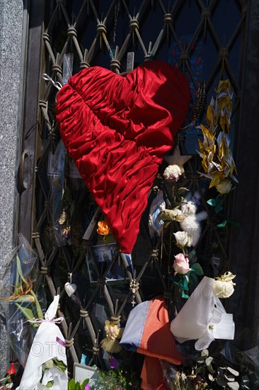 Tombe de Charles Aznavour, Cimetière de Montfort l'Amaury, Yvelines