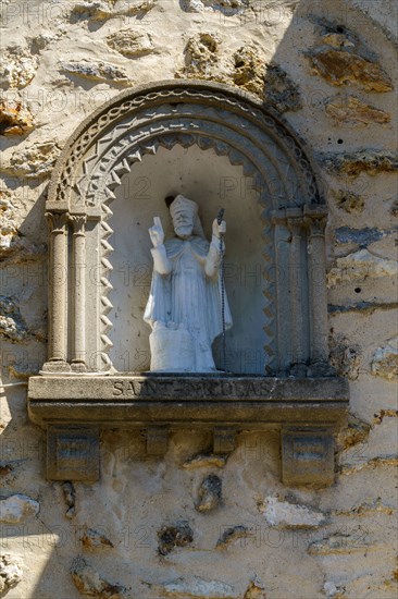 Statuette of a saint, Montfort l'Amaury, Yvelines