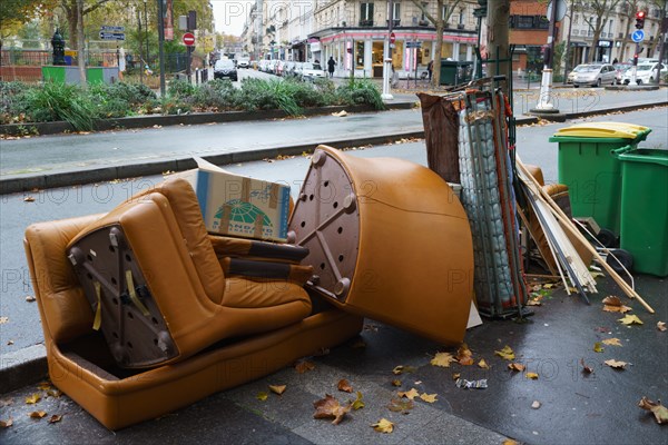 Paris, dépôt d'encombrants sur le trottoir