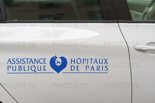 Logo de l'Assistance Publique Hôpitaux de Paris sur une portière de voiture