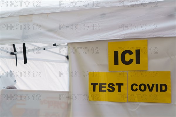 Paris, tente installée pour effectuer des tests Covid-19