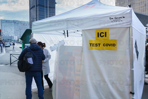 Paris, tente installée pour effectuer des tests Covid-19