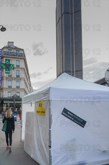 Paris, tente installée pour effectuer des tests Covid-19