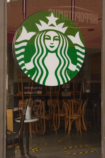 Paris, café Starbucks fermé pour cause de pandémie Covid-19