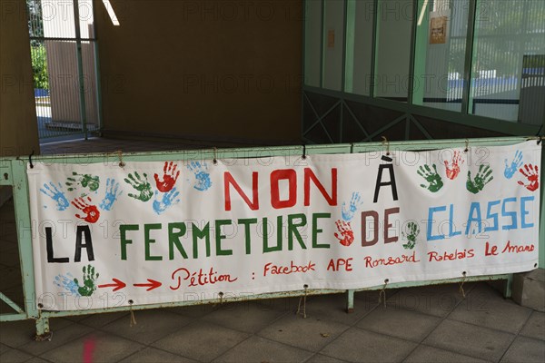 Banderole "Non à la fermeture de classe", Le Mans