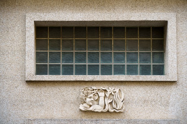 Relief au-dessus de la porte de l'immeuble du 8 rue Henri IV à Reims