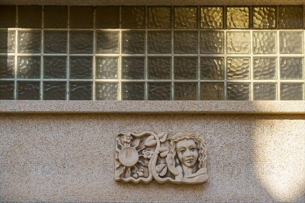 Relief au-dessus de la porte de l'immeuble du 2 rue Henri IV à Reims