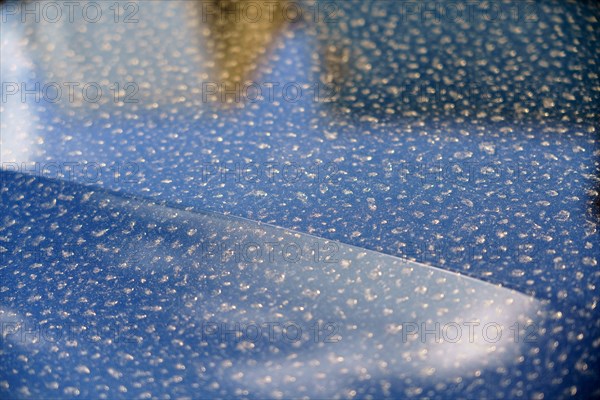 Sable sur un capot de voiture