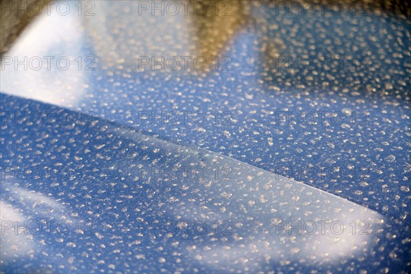 Sable sur un capot de voiture