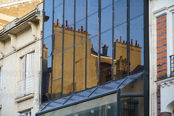 Reims, reflet dans une façade d'immeuble