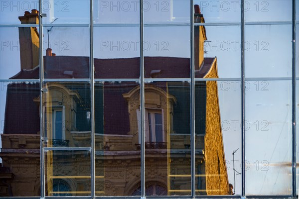 Reims, reflet dans une façade d'immeuble