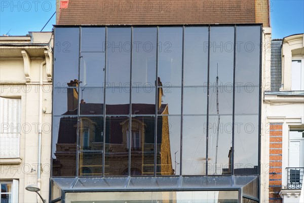 Reims, reflet dans une façade d'immeuble