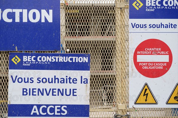 Sign indicating a building site forbidden to the public