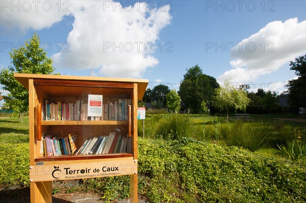 Place de l'ancienne mare, à Gonnetot vitrine à livres,