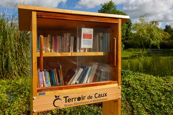 Place de l'ancienne mare, à Gonnetot vitrine à livres,