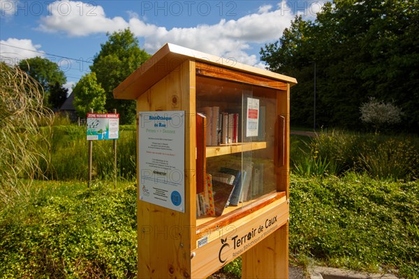 Place de l'ancienne mare, à Gonnetot vitrine à livres,