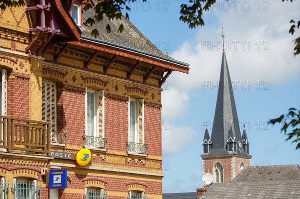 Luneray, La Poste et clocher de l'église