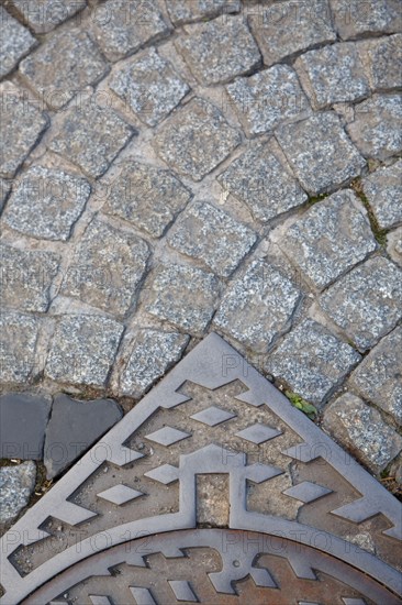 Pavés et plaque d'égout