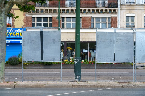 Trouville, panneaux d'affichage vides