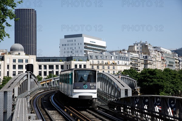 Sèvres-Lecourbe metro station, Paris