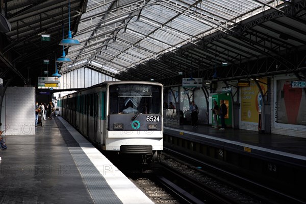 Sèvres-Lecourbe metro station, Paris