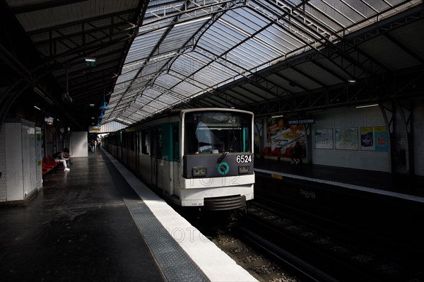 Sèvres-Lecourbe metro station, Paris