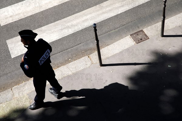 Policier en faction, Paris