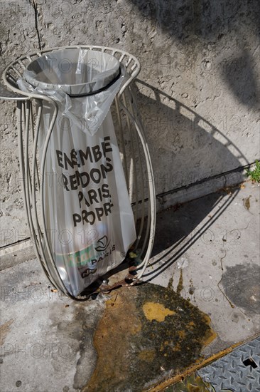 Street bin, Paris