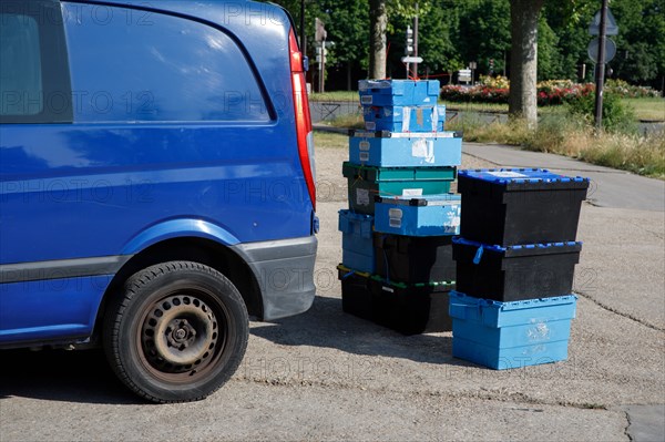 Delivery crates, Paris