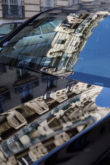 Reflet sur le pare-brise d'une voiture