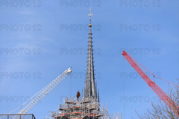 Paris, pose de la nouvelle flèche de Notre-Dame de Paris