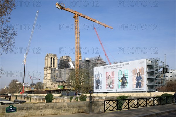 Paris, pose de la nouvelle flèche de Notre-Dame de Paris