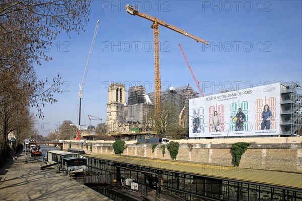 Paris, pose de la nouvelle flèche de Notre-Dame de Paris