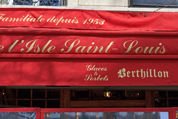 Paris, terrace of the brasserie on the Île Saint-Louis