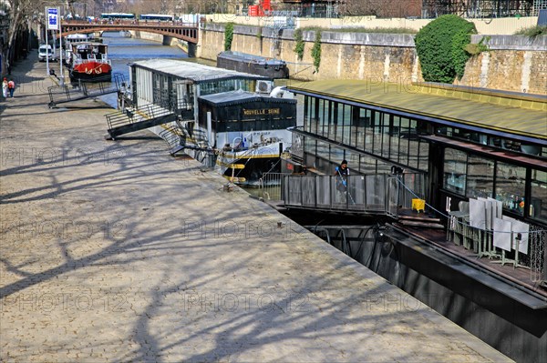 Paris, péniches à quai