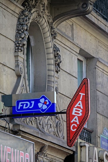 Paris, carotte de tabac et enseigne FDJ