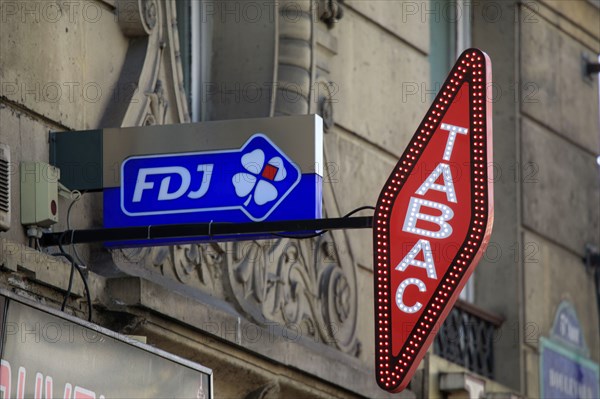 Paris, carotte de tabac et enseigne FDJ