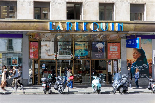 Paris, façade du cinéma l'Arlequin