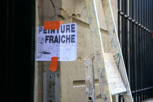 Paris, affichette peinture fraiche et escabeau de peintre