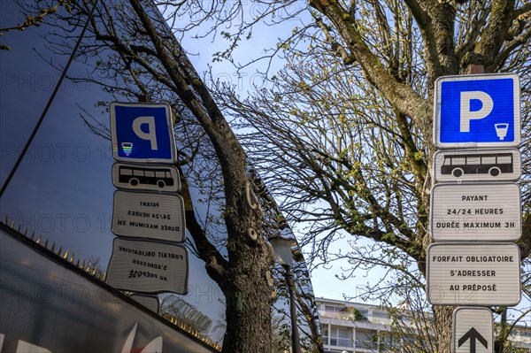 Paris, pay parking for buses