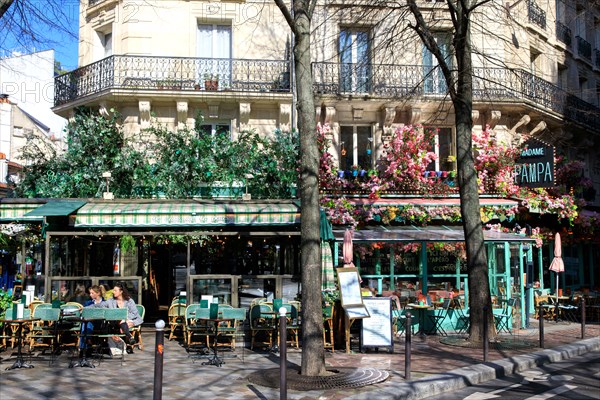 Paris, café de la place et "Madame Pampa"