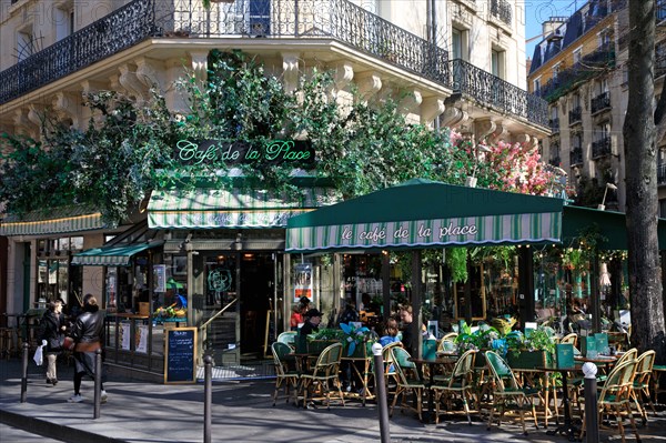 Paris, restaurant à l'enseigne fleurie